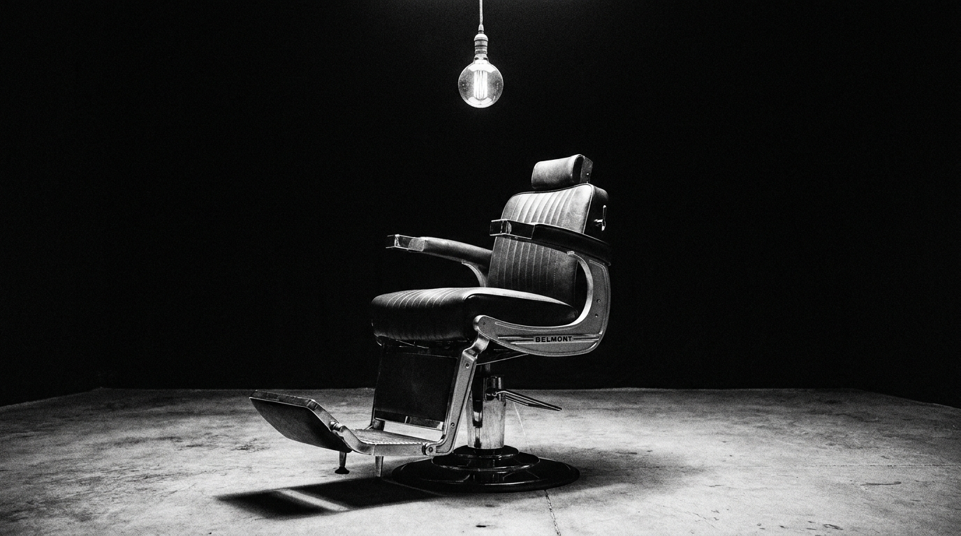 Interior de barbearia em preto e branco